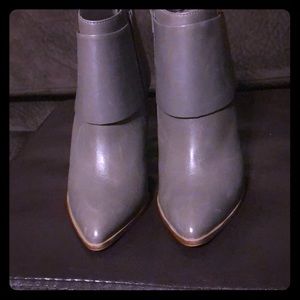 Aldo Light Grey Leather ankle booths, very stylish
